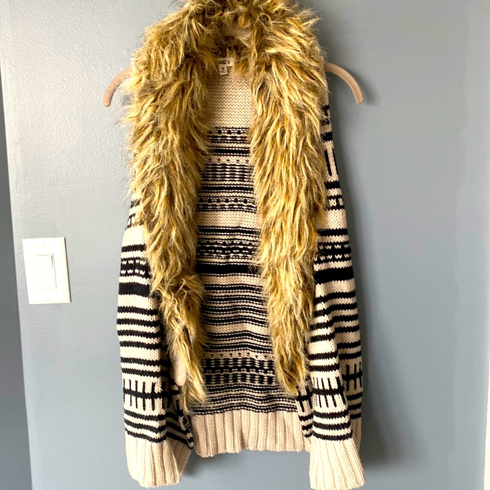 BB Dakota medium sweater vest with faux fur trim